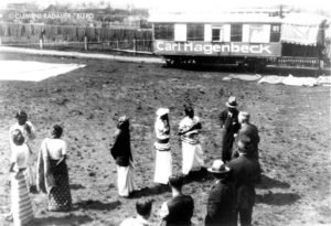 1923: Carl Hagenbeck with The Sinhalese Village performers